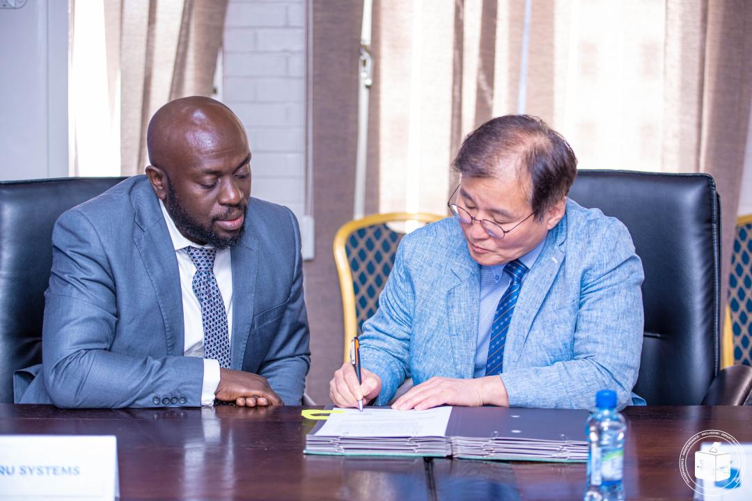 Signature du contrat entre la CENI et Miru Systems