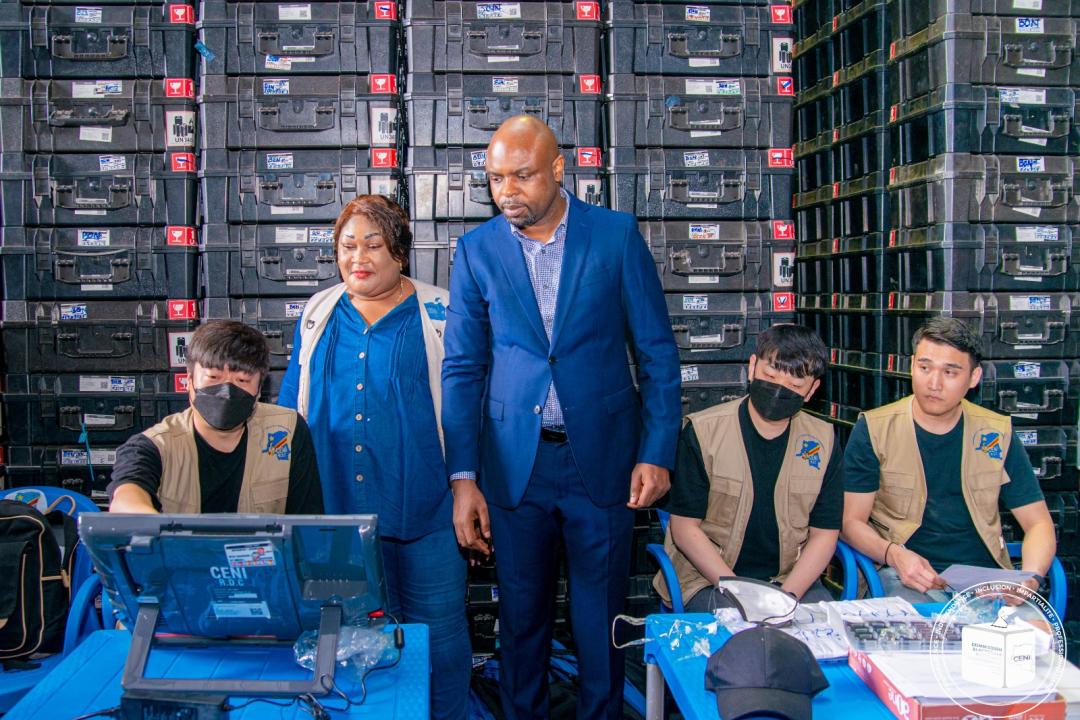 Démarrage du contrôle de l'état de fonctionnalité des Dispositifs Électroniques de Vote (DEV), à l'entrepôt de la CENI logé dans l'enceinte de l'aéroport international de Ndjili.