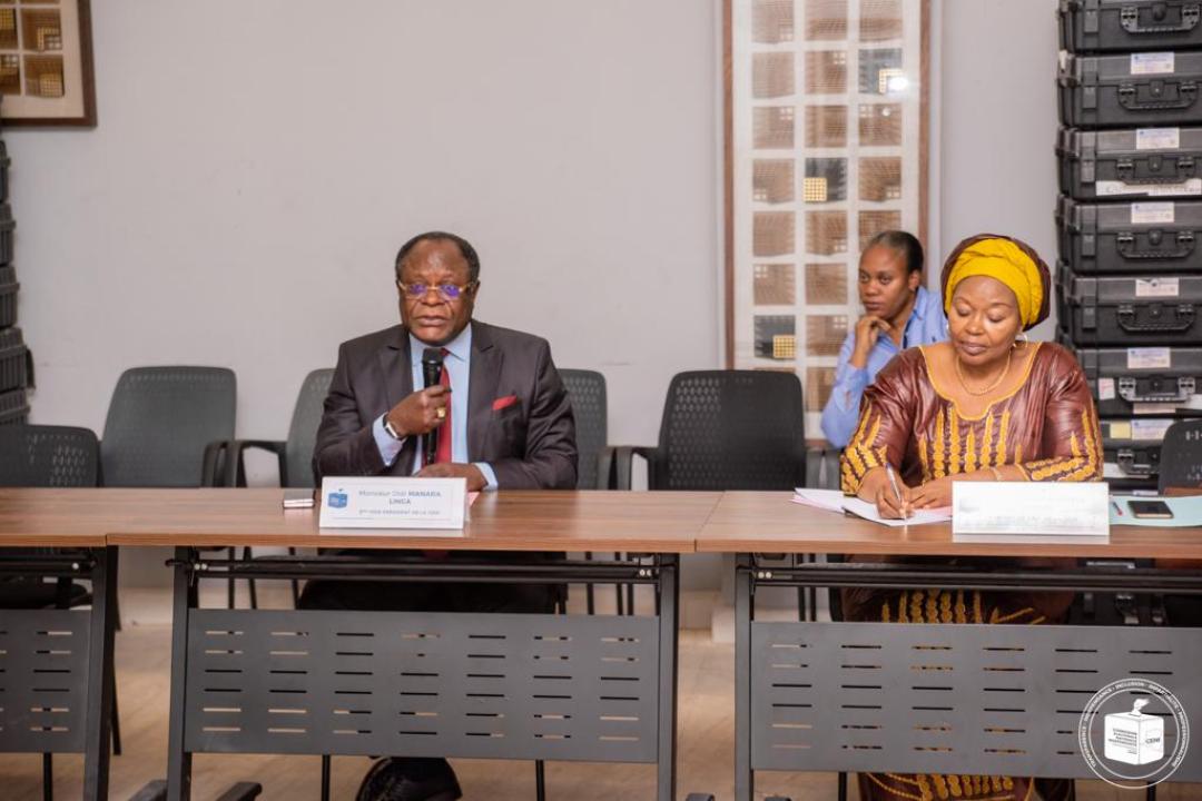 Le 2e Vice-président, Didi MANARA et Mme Joséphine NGALULA, membre de la plénière, dans la salle Abbé Appolinaire Malumalu, en pleine séance de travail. 