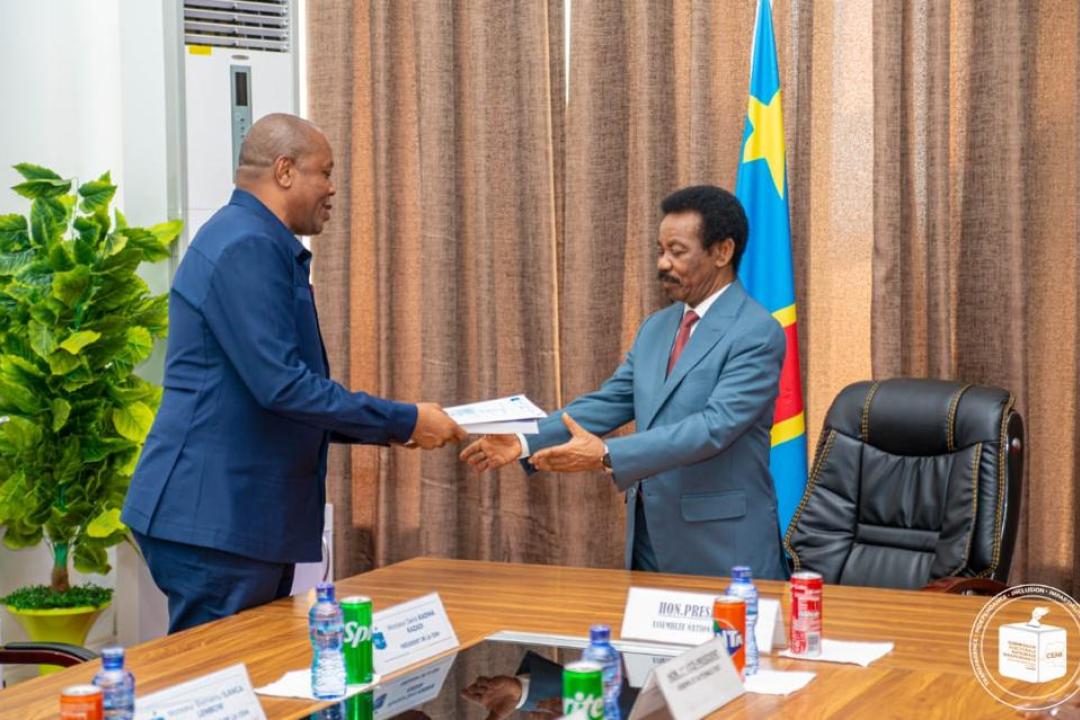 Le Président Denis KADIMA dépose le rapport annuel (2022-2023), auprès du Président de l'Assemblée nationale, Christophe MBOSO.