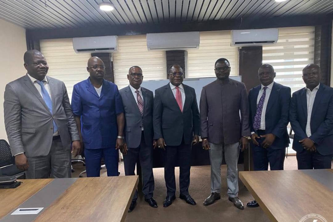 Le 2éme Vice-président, Didi Manara au milieu des députés nationaux de Sankuru, à l'issue de l'audience.