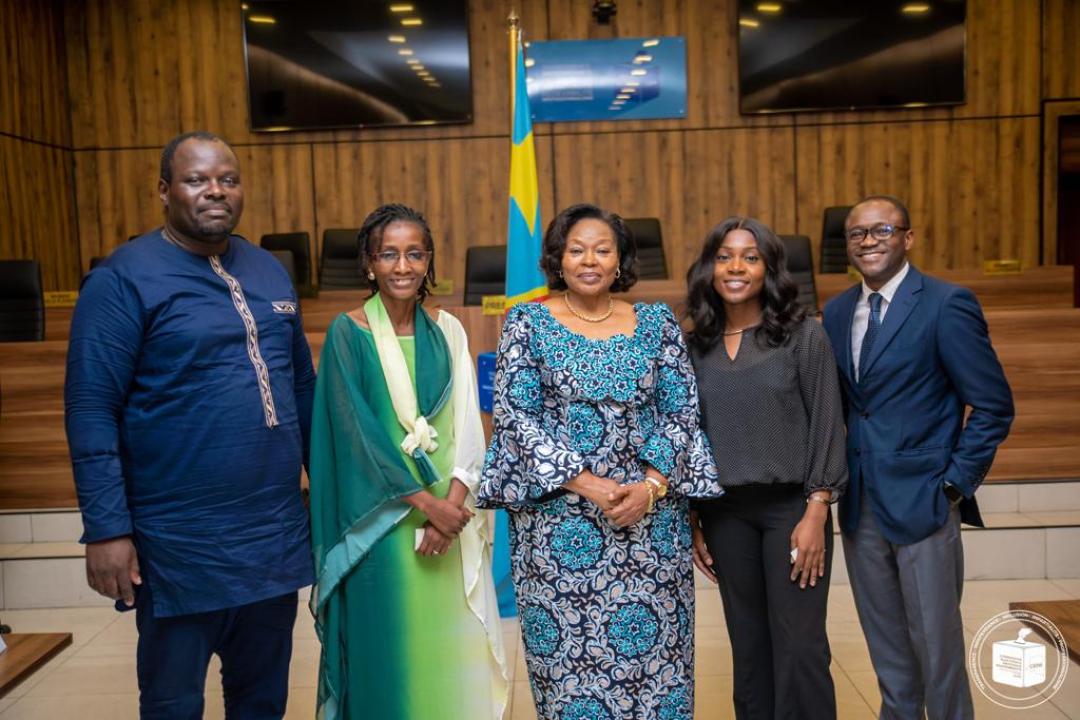 Mme Joséphine Ngalula, membre de la plénière, au milieu des partenaires techniques et financiers de la CENI, dans la salle Abbé Apollinaire Malumalu. 