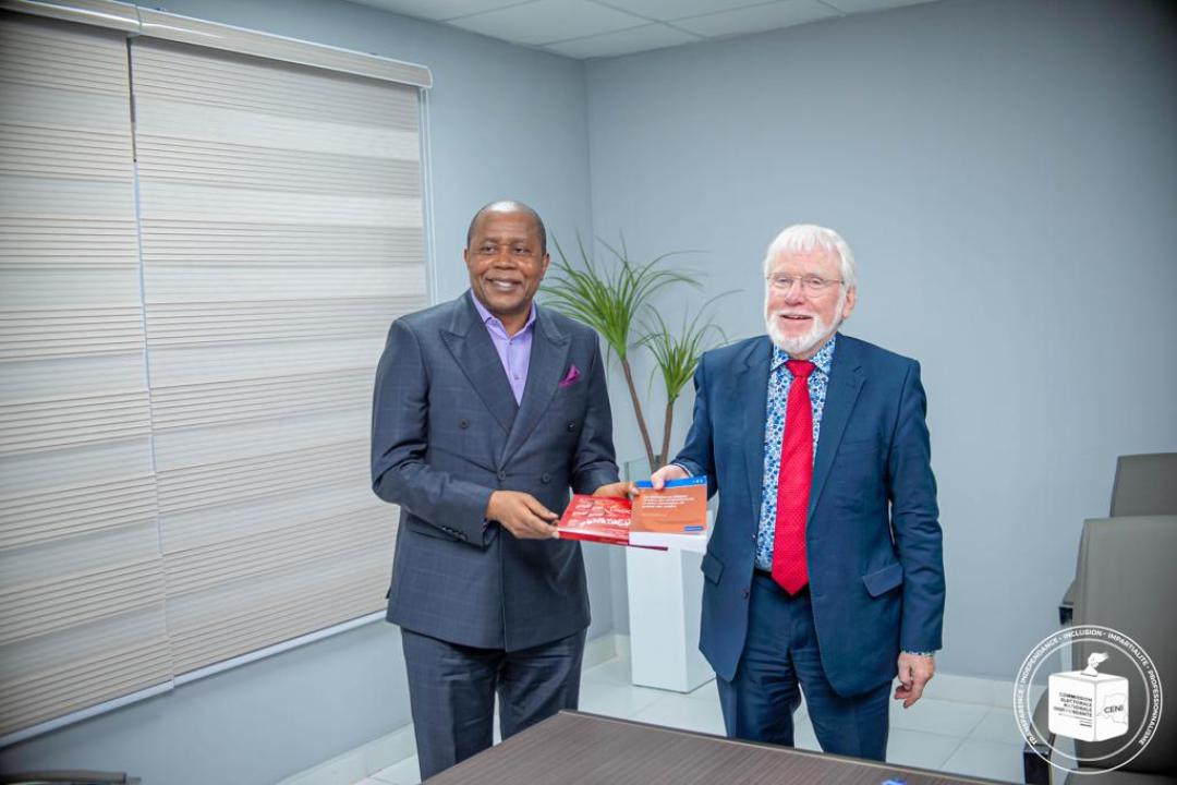  Le Président Denis KADIMA en séance de travail avec le Professeur Christoph STUCKELBERGER, Directeur général de l'École de Formation électorale en Afrique centrale (EFEAC).