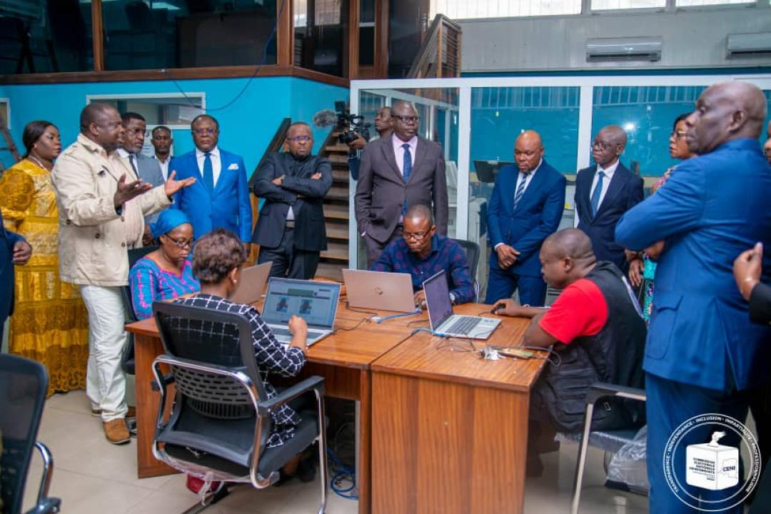 Visite guidée au Centre National de Traitement où les visiteurs suivent les explications détaillées sur le nettoyage du Fichier Électoral.