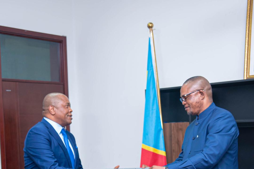 Le Président Denis KADIMA dépose l'avant-projet de loi sur la répartition des sièges auprès du Vice-premier ministre en charge de l'Interieur et Sécurité, Peter KAZADI.