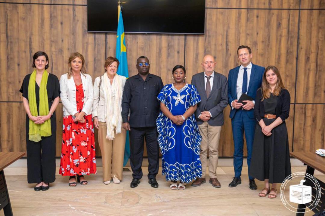 Le premier Vice-président Bienvenu ILANGA et Mme Patricia NSEYA Rapporteur de la CENI, entourés des parlementaires belges.