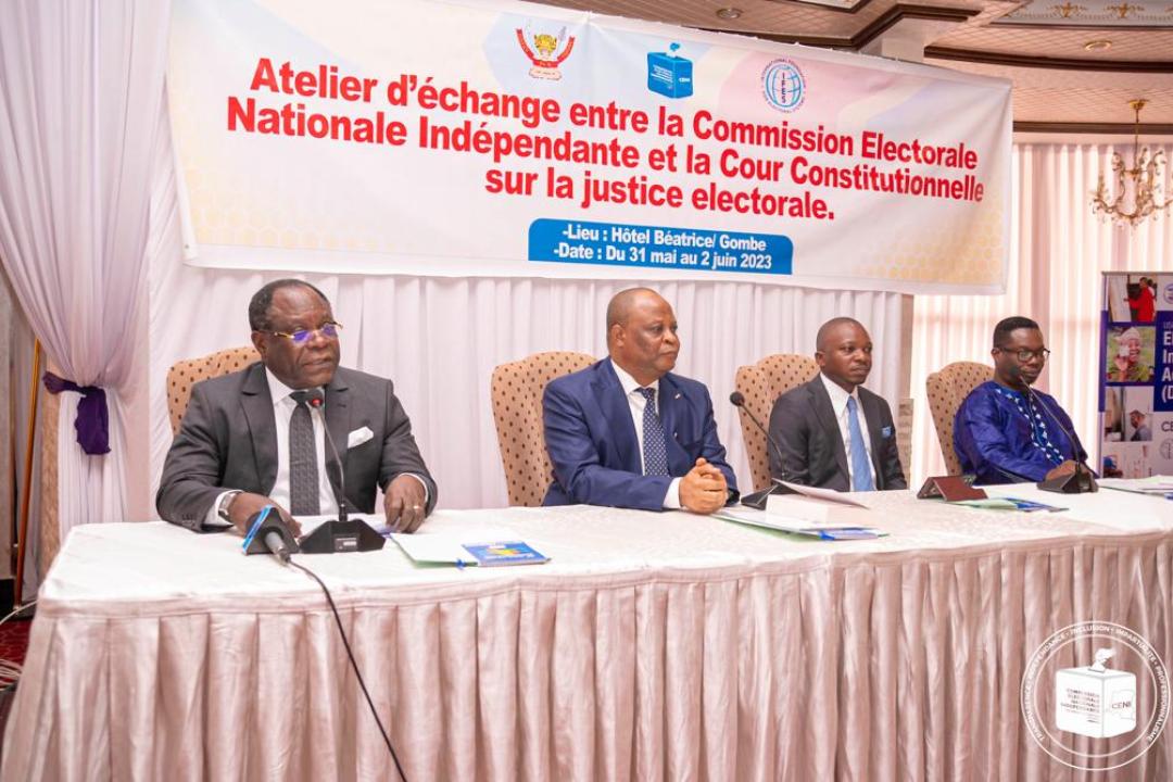 Premier à gauche, le 2e Vice-président, Didi MANARA lance les travaux de l'atelier d'échanges avec le Conseil Supérieur de la Magistrature sur la justice électorale.