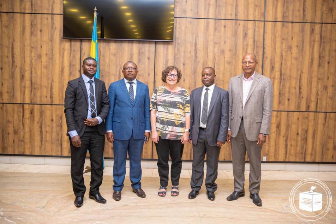 De gauche à droite : M. Vianney NZANZU TAWITE, M. Kabata KABAMBA, Mme Janet LOVE, M.  Muhabi CHISI, M. Joseph TOPANGU