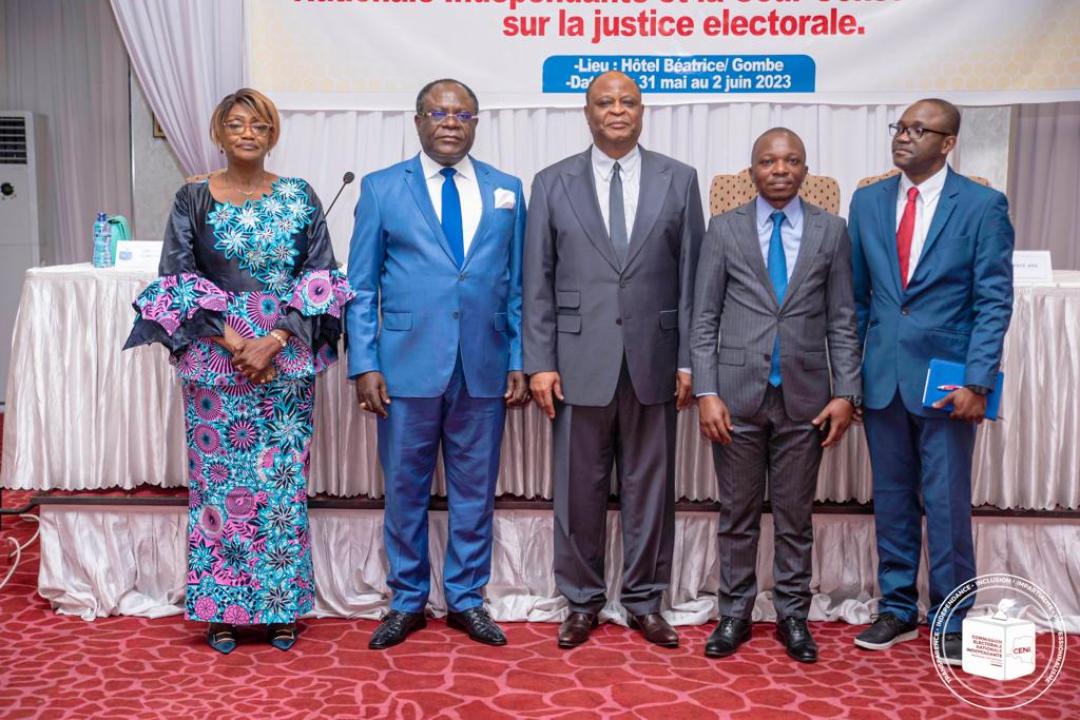 À gauche vers la droite, Mme Pélagie EBEKA, Directeur de cabinet du ministre de la Justice, Didi MANARA, 2e Vice-président de la CENI, Jean Paul MUKOLO, Procureur général près la Cour Constitutionnelle, Paul MUHINDO, Rapporteur Adjoint de la CENI et Rino KAMIDI, Directeur pays adjoint de IFES. 