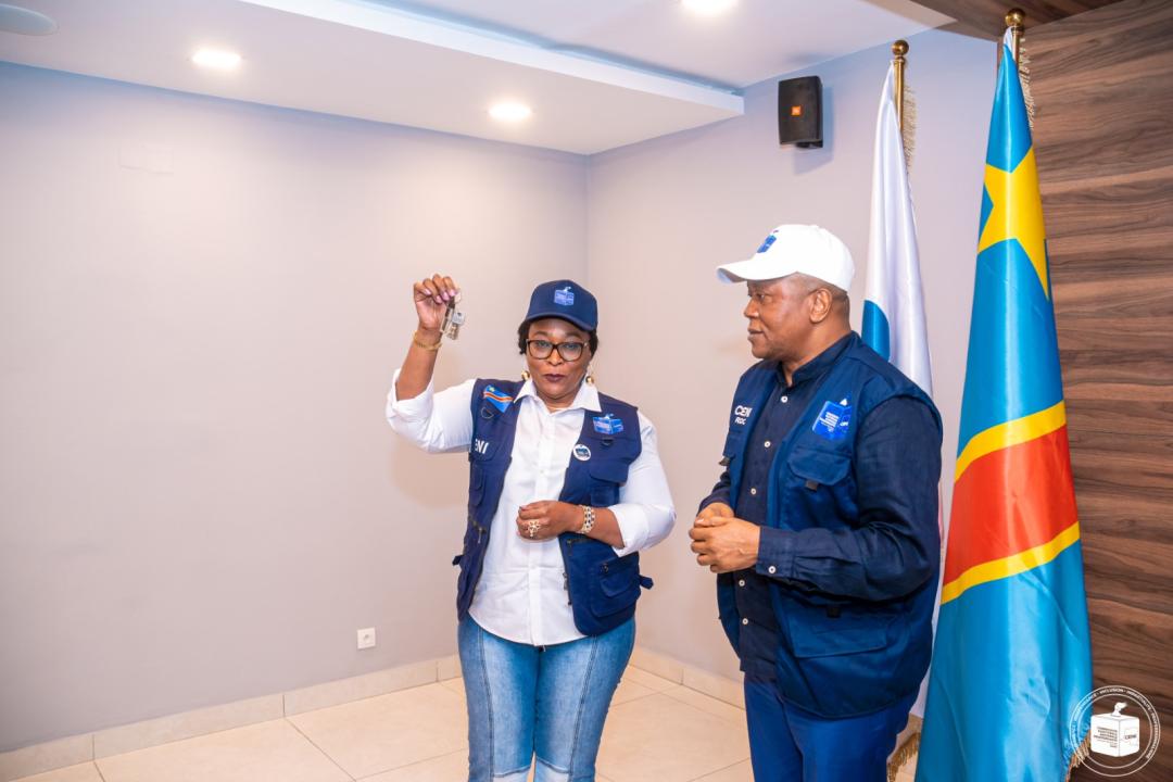 Le Président Denis Kadima réceptionne les clés du bâtiment abritant la CENI