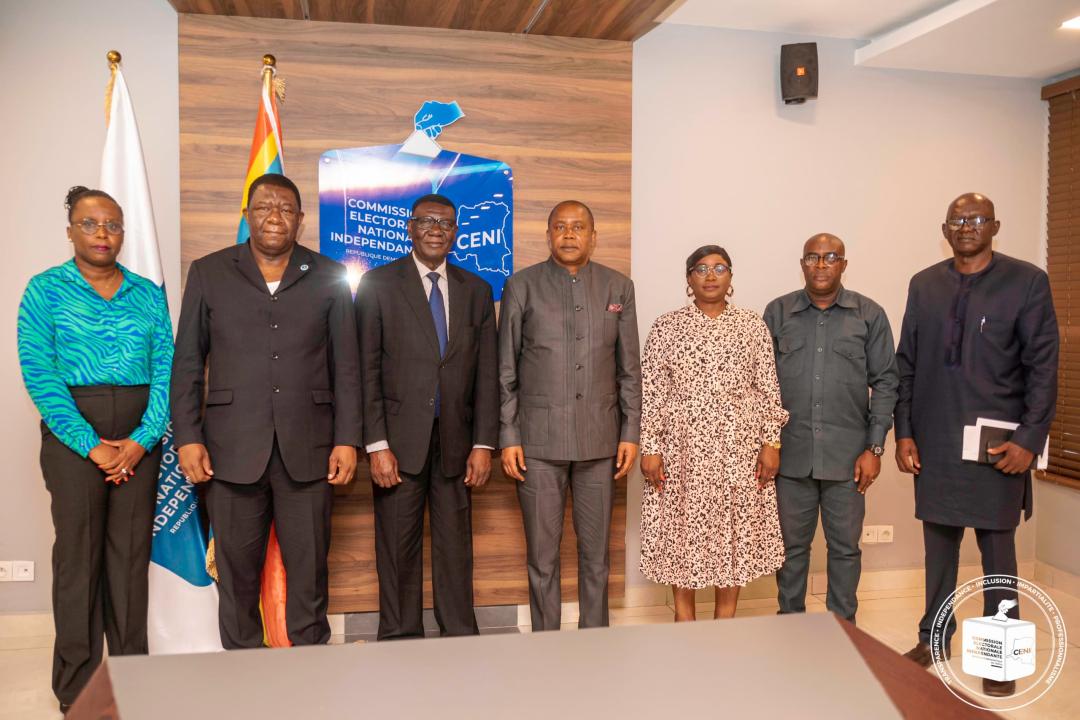 Le Président de la CENI, Denis Kadima et la délégation de la Communauté Économique des États de l'Afrique Centrale (CEEAC) conduite par Mangaral Bante