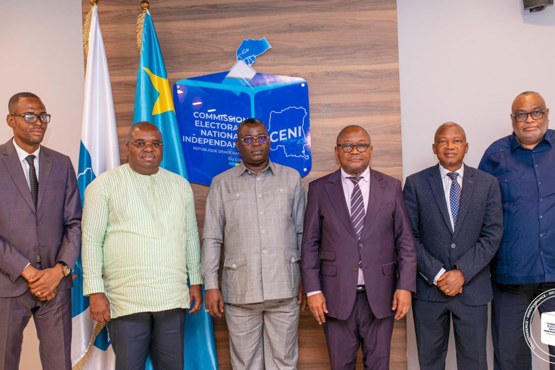 Le 1er Vice-Président de la CENI, Bienvenu ILANGA LEMBOW avec la délégation de la Commission Nationale des Droits de l’Homme (CNDH) conduite par son Président Paul NSAPU MUKULU