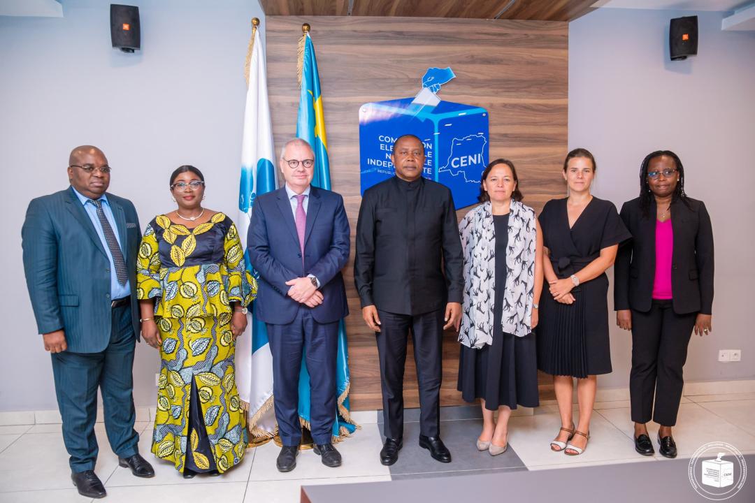 Le Président Denis Kadima entouré de ses membres du cabinet et l’ envoyé spécial pour la région des Grands Lacs