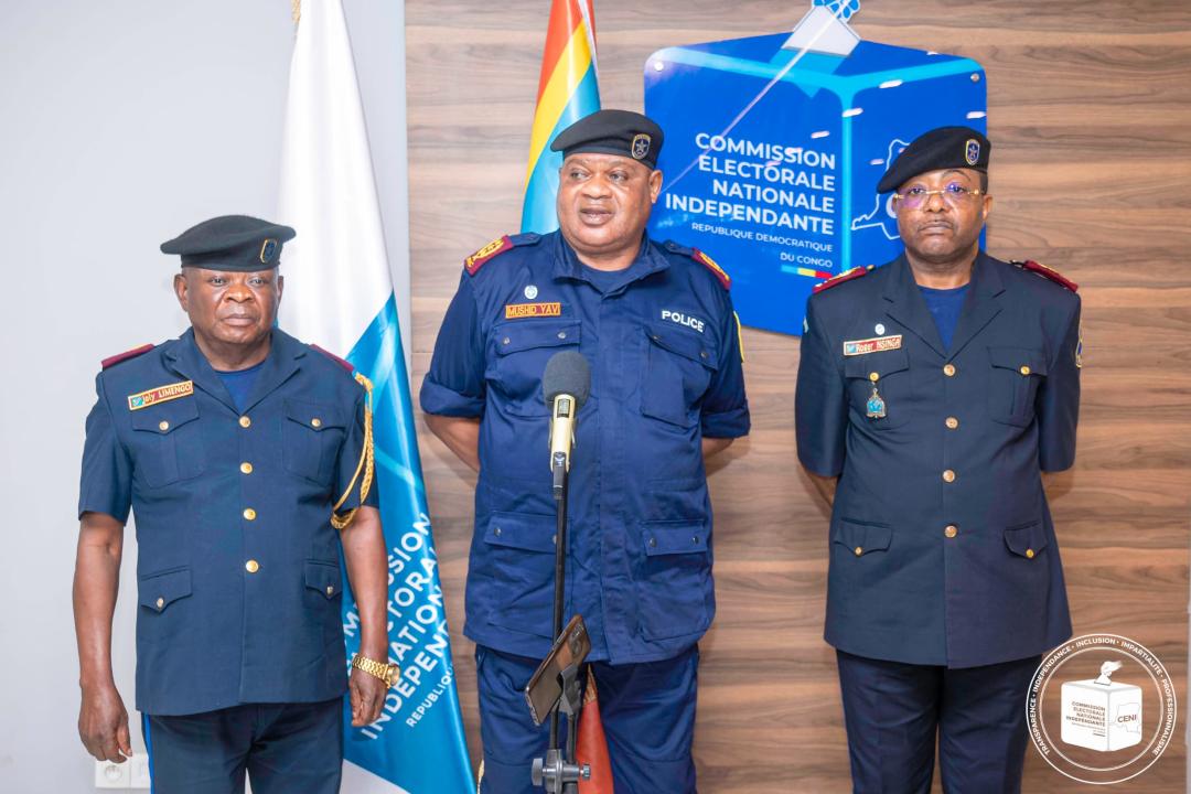 Le Commissaire divisionnaire principal (Inspecteur général de la Police Nationale Congolaise), Philémon Patience MUSHID YAV entouré de ses adjoints 