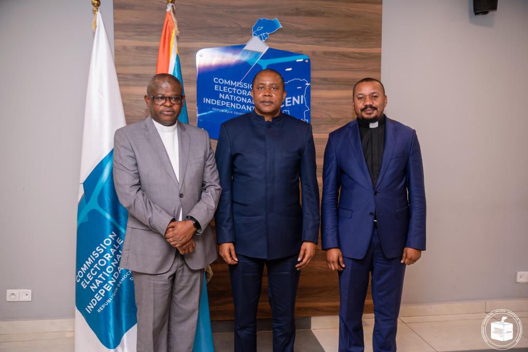Le Président de la Commission Électorale Nationale Indépendante (CENI), Denis KADIMA KAZADI entouré de Monseigneur Donatien NSHOLE et le Révérend Eric NSENGA, représentant la Mission d’observation électorale conjointe menée par la Conférence épiscopale nationale du Congo (CENCO) et l’Église du Christ au Congo (ECC)