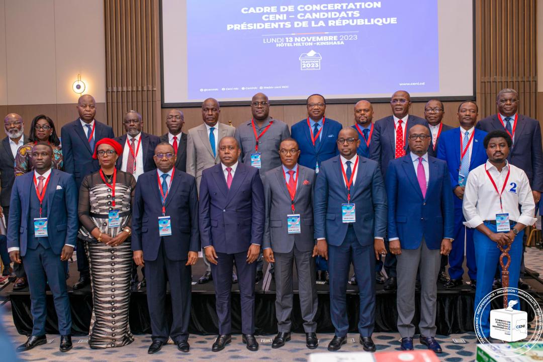 Photo de famille des candidats présidents avec Denis Kadima, Président de la CENI