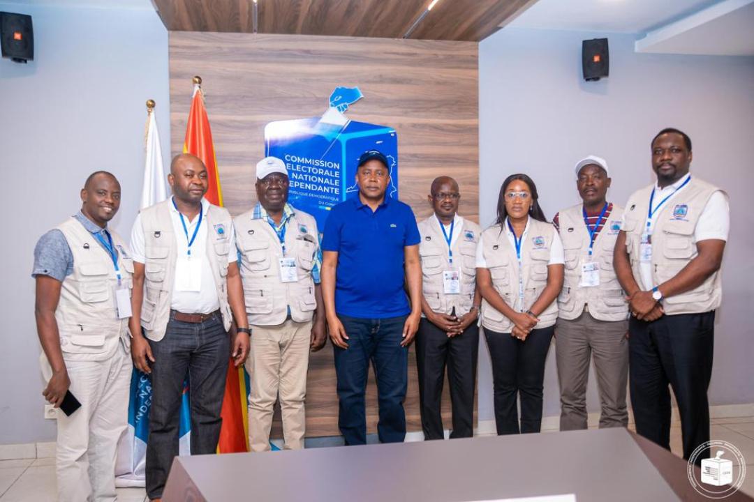 Photo de famille du Président de la CENI, Denis KADIMA et la délégation du Forum des Parlements des États membres de la Conférence Internationale sur la Région des Grands Lacs (FP-CIRGL)