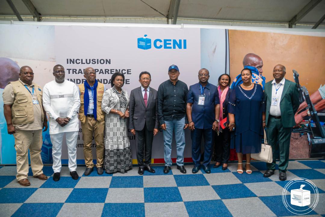 Photo de famille de Denis Kadima, Président de la CENI et la Mission d’observation des élections de l’Union africaine conduite par Hery RAJAONARIMAMPIANINA, ancien Président du Madagascar.