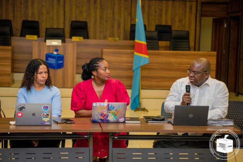 Le Directeur de cabinet, Dieudonné TSHIYOYO a supervisé la séance de formation sur les outils numériques de Meta.