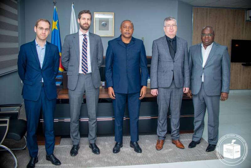 Le Président Denis KADIMA et ses hôtes à l'issue des échanges.