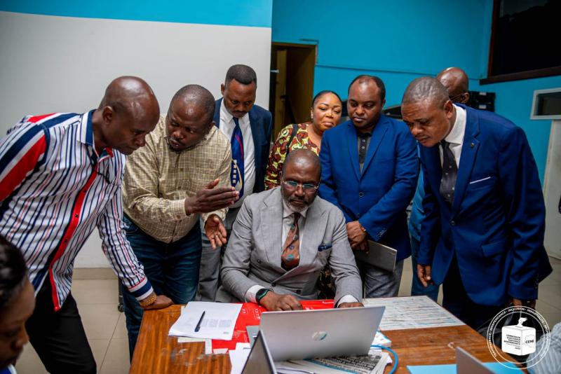 Les professionnels des médias suivent le nettoyage du Fichier Électoral.