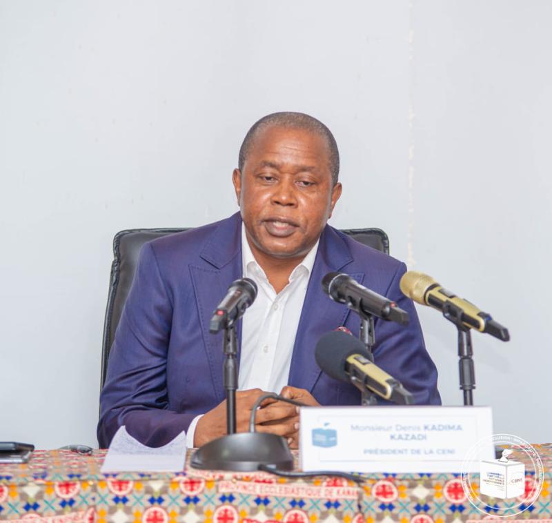 Le Président Denis KADIMA exhorte les participants à l'assiduité au travail.