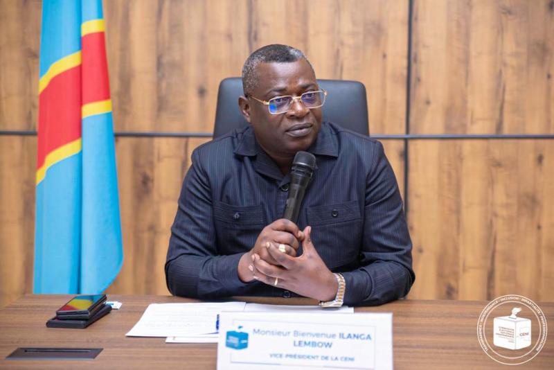 Le premier Vice-président Bienvenu ILANGA explique à la délégation parlementaire belge l'évolution du processus électoral.