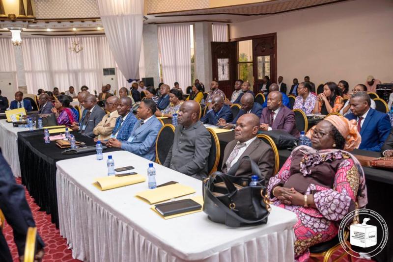 Les hauts magistrats du pouvoir judiciaire attentifs à la restitution de la synthèse des travaux.