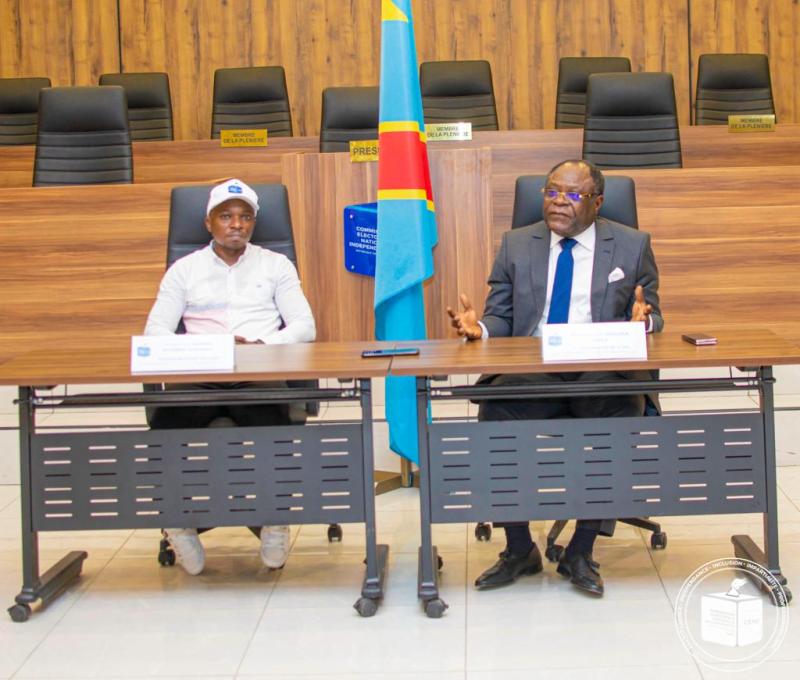 A droite, le 2e Vice-président, Didi MANARA en train de clôturer la session de formation des facilitateurs à côté du Rapporteur Adjoint, Paul MUHINDO à gauche.